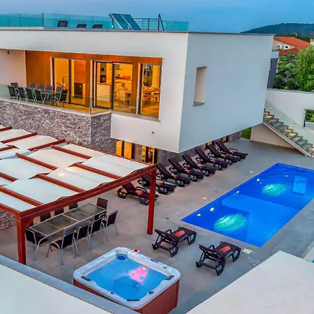 Am Mit Pool & Kinderpool - Leon's Homes Medulin