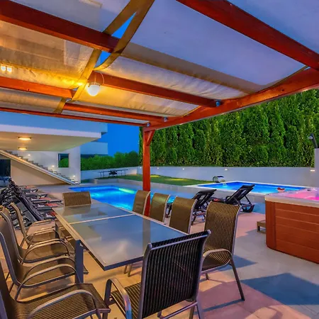 Am Mit Pool & Kinderpool - Leon's Homes Villa Medulin