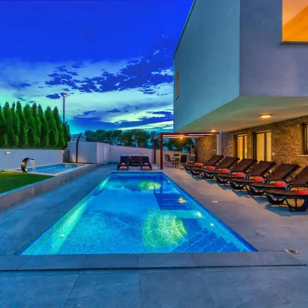 Am Mit Pool & Kinderpool - Leon's Homes Medulin