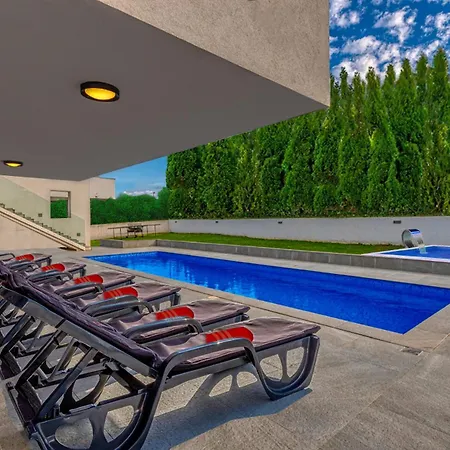 Villa Am Mit Pool & Kinderpool - Leon's Homes *