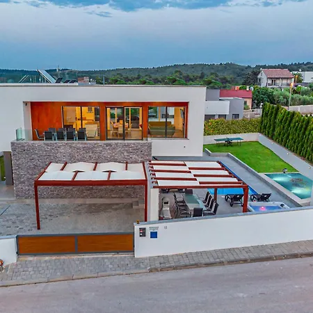 Am Mit Pool & Kinderpool - Leon's Homes *