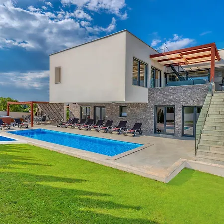 Am Mit Pool & Kinderpool - Leon's Homes