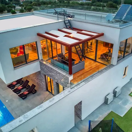 Villa Am Mit Pool & Kinderpool - Leon's Homes