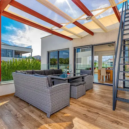 Am Mit Pool & Kinderpool - Leon's Homes Villa Medulin