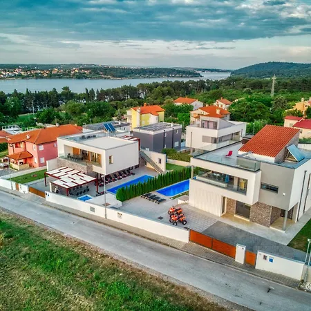 Villa Am Mit Pool & Kinderpool - Leon's Homes Medulin